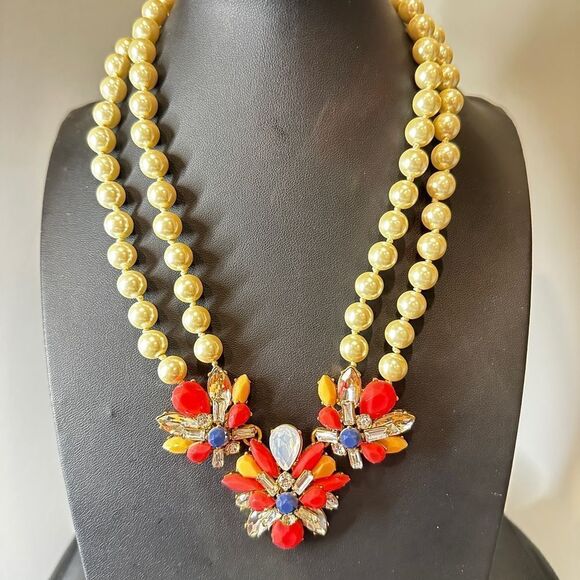 Like new condition, 18" J Crew faux pearl and rhinestone statement necklace! - Picture 7 of 8